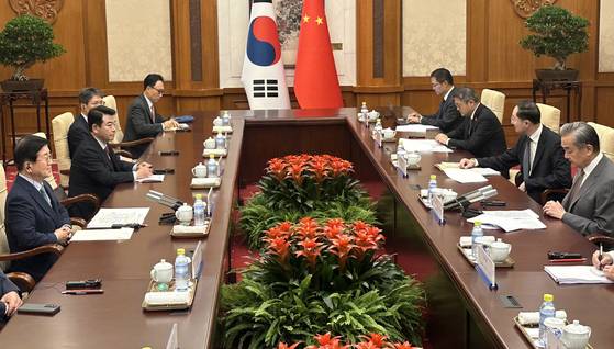 박병석 전 국회의장(왼쪽)을 단장으로 하는 대통령 중국 특사단이 한·중 수교 33주년이 되는 지난 8월 24일 중국 베이징 댜오위타이에서 왕이 중국 외교부장(오른쪽)과 면담하고 있다. [사진 외교부]