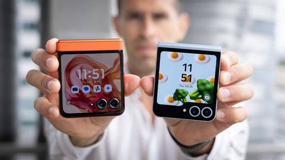 지난해 하반기 출시된 좌측 모토로라 레이저50 기본형 모델(699달러)과 우측 삼성전자 갤럭시 Z플립6(1099달러)의 비교 모습. 사진 폰아레나