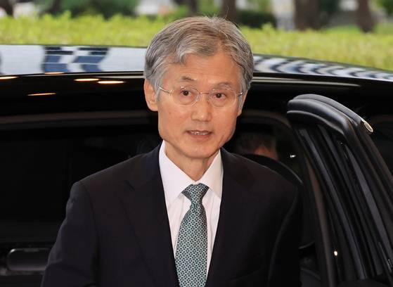 조희대 대법원장이 10일 서초구 대법원으로 출근하고 있다. 연합뉴스