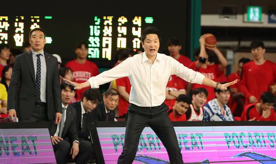 남자농구 임시 사령탑을 맡은 전희철 SK 감독. 연합뉴스