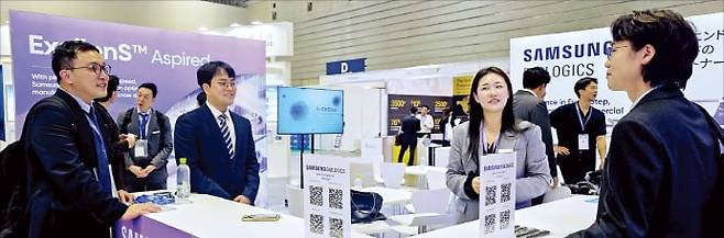 9일 일본 퍼시피코 요코하마 컨벤션센터에서 열린 ‘바이오재팬 2025’ 참석자들이 삼성바이오로직스 부스를 살펴보고 있다.  /삼성바이오로직스 제공