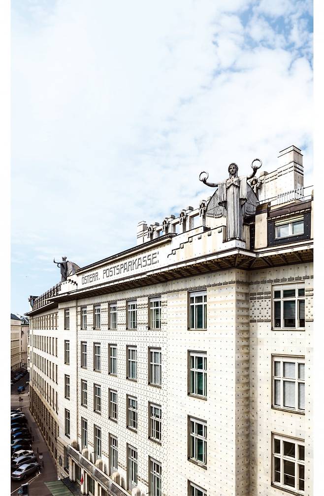 오토 바그너가 1906년 완공한 ‘오스트리아 우정저축은행’ 전경. ﻿당시 파격적 건축 소재를 사용해 자연광을 받아들여 모던 오피스 빌딩의 시초로 불린다.  /ⓒ빈관광청 제공·Christian Stemper