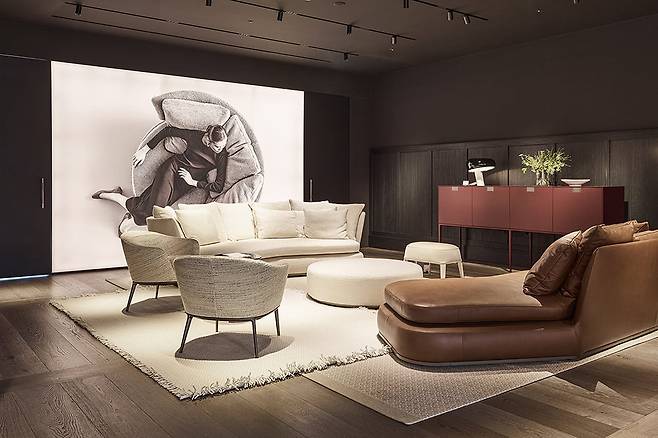 비앤비 이탈리아 플래그십 스토어. 브랜드의 아이코닉 제품과 다른 하이엔드 브랜드, 욕실·자재 브랜드 등을 망라하고 있다. 전 세계 불가리 호텔&리조트를 총괄한 안토니오 치테리오 디자이너가 전체 공간을 디렉팅했다./제공=비앤비 이탈리아