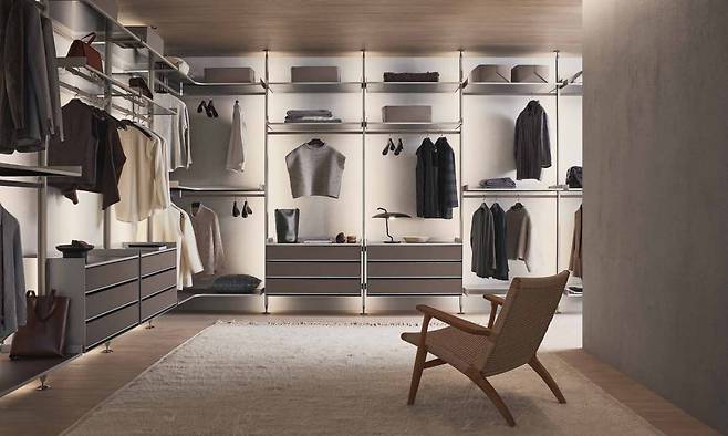 리마데시오의 '제닛' 워크인 옷장. 바닥에서 천장까지의 높이부터 액세서리 개수와 높이, 70여 가지의 색상 등을 골라 커스터마이징할 수 있다./제공=리마데시오