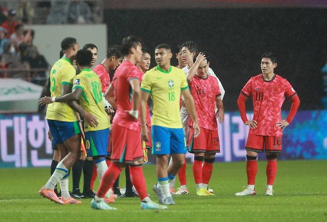 10일 서울 마포구 서울월드컵경기장에서 열린 한국과 브라질 축구 대표팀의 친선경기. 0-5로 대패한 한국 선수들이 아쉬워하고 있다. /사진=연합뉴스