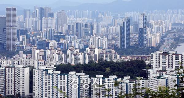 서울 남산전망대에서 바라 본 서울 강북 일대의  아파트 단지. 서성일 선임기자