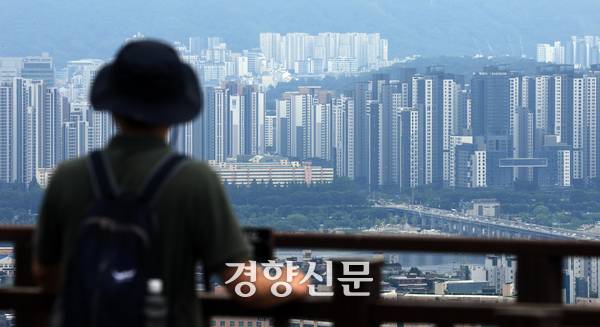 서울 남산 간이전망대에서 바라 본 강남 일대의 고급 아파트 단지. 서성일 선임기자