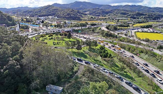 2025 임실N치즈축제 개막날인 8일 전북 임실군 치즈테마파크를 방문하기 위한 차들이 도로 위에 길게 늘어서 있다. 임실군청 제공