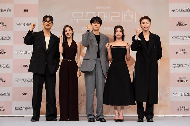 배우 배나라, 신슬기, 최우식, 정소민, 서범준(왼쪽부터)이 10일 서울 목동 SBS홀에서 열린 SBS 새 금토드라마 ‘우주메리미’ 제작발표회에 참석해 포즈를 취하고 있다. SBS 제공