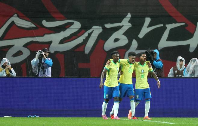 브라질 이스테방이 10일 서울 마포구 서울월드컵경기장에서 열린 한국과 브라질 축구 대표팀의 친선경기에서&nbsp; 골을 넣고 동료들과 기뻐하고 있다. 연합뉴스