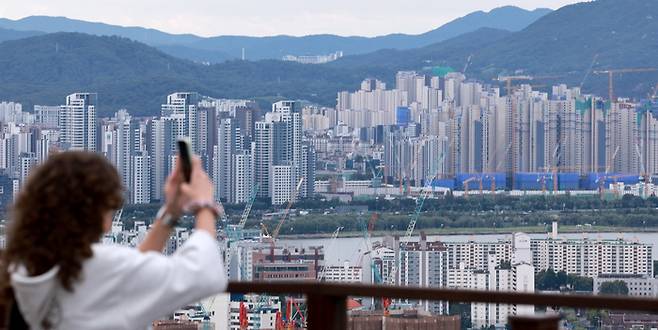 9일 서울 남산에서 바라본 서초·용산 일대 아파트 모습. 이날 한국은행 경제통계시스템에 따르면 지난 7월 아파트 매매 실거래가격 지수는 수도권과 지방이 각각 152.0, 105.2를 기록했다. [연합뉴스]