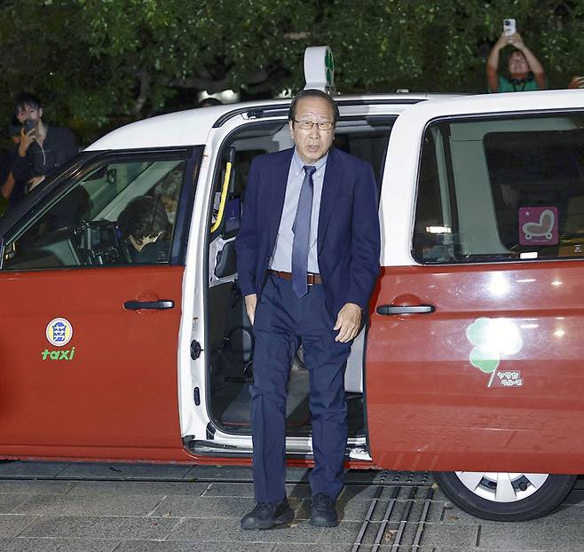 지난 8일 노벨화학상 수상자로 선정된 기타가와 스스무 교토대 교수가 기자회견을 위해 늦은 밤 택시를 타고 교토대에 들어서고 있다. [로이터 연합뉴스]