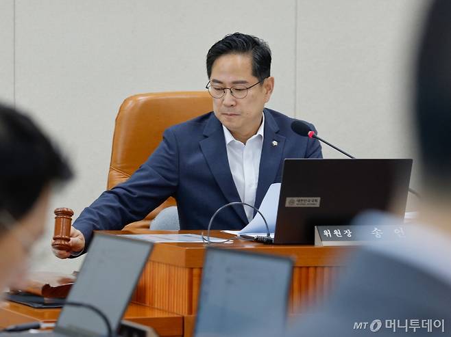 (서울=뉴스1) 안은나 기자 = 국회 기획재정위원회 박수영 국민의힘 간사가 9일 오전 서울 여의도 국회에서 열린 제427회국회(임시회) 제1차 전체회의에서 의사봉을 두드리고 있다. 기재위는 임광현 국세청장, 구윤철 경제부총리 겸 기획재정부 장관 후보자 인사청문회를 각각 오는 15일, 17일 실시하기로 했다. 2025.7.9/뉴스1  Copyright (C) 뉴스1. All rights reserved. 무단 전재 및 재배포,  AI학습 이용 금지. /사진=(서울=뉴스1) 안은나 기자