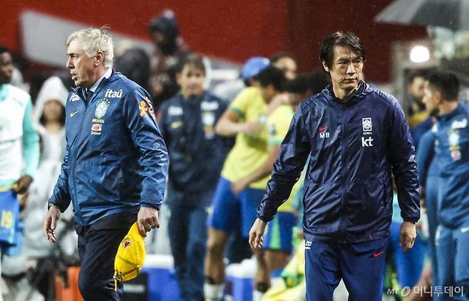 [서울=뉴시스] 황준선 기자 = 10일 서울 마포구 서울월드컵경기장에서 열린 남자 축구 국가대표 10월 A매치 친선전 대한민국과 브라질의 경기를 마친 홍명보 감독과 브라질 안첼로티 감독이 인사를 나누고 있다. 2025.10.10. hwang@newsis.com /사진=황준선