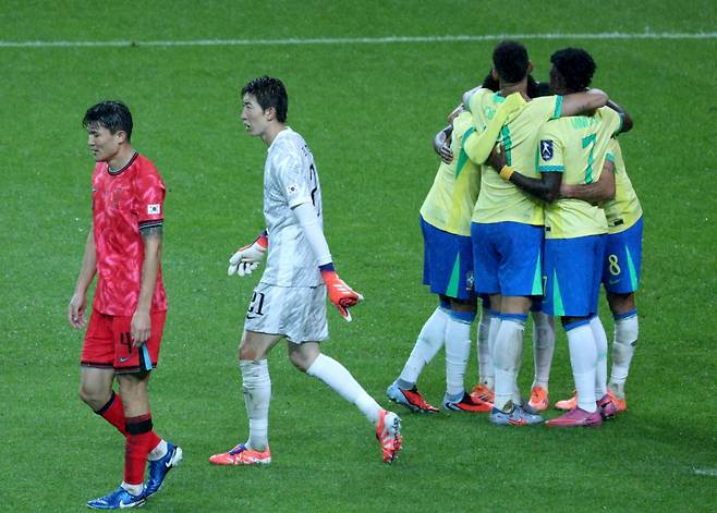 김민재와 조현우가 브라질 에스테반에 세 번째 골을 허용한 후 침울한 표정을 짓고 있다. /사진=스타뉴스