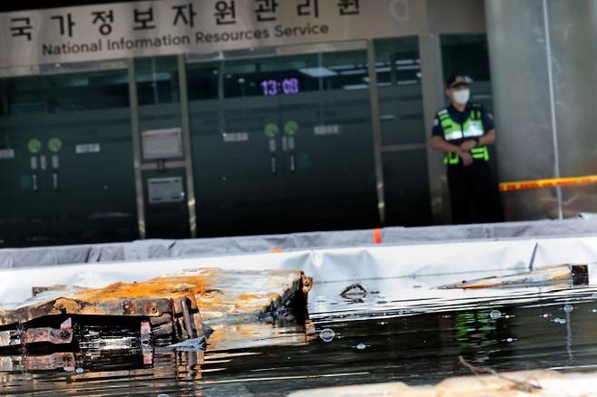 국토교통부가 부동산종합공부시스템의 복구 완료를 선언했지만 실제 서비스는 점검중으로 나오면서 전자정부 신뢰가 흔들리고 있다. 사진은 대전 유성구 국가정보자원관리원 화재현장 모습. /사진=뉴시스