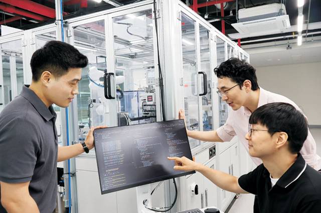 연구팀원들이 양극재 샘플에 대한 데이터 값을 확인하고 있다.  포스코홀딩스 제공