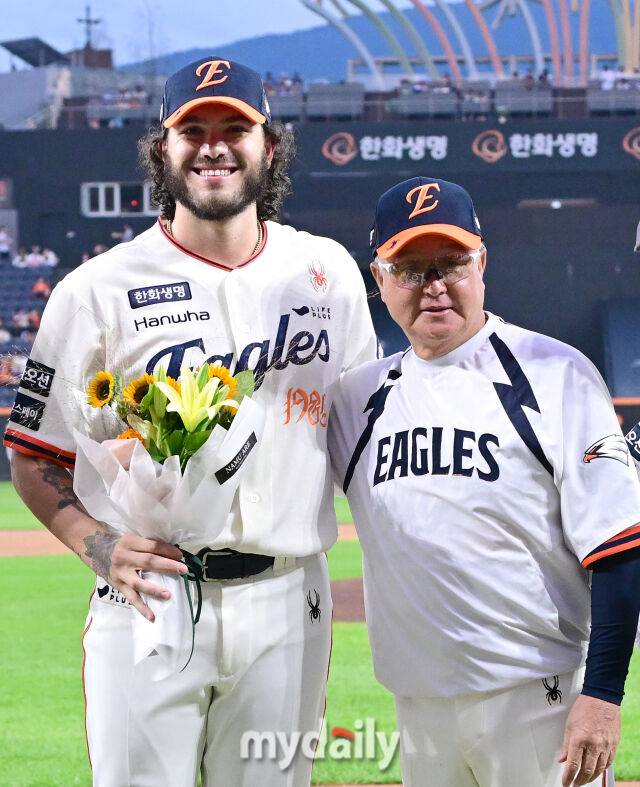 2025년 9월 26일 오후 대전 한화생명 볼파크에서 열린 '2025 신한 SOL뱅크 KBO 리그' LG 트윈스와 한화 이글스의 경기. 한화 폰세가 226K 단일시즌 최다 탈삼진 수상을 한 뒤 기뻐하고 있다./대전=유진형 기자 zolong@mydaily.co.kr