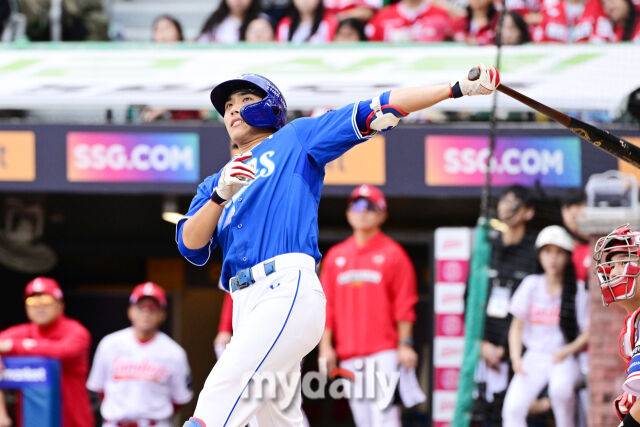 2025년 10월 9일 인천 SSG랜더스필드에서 진행된 '2025 신한 SOL뱅크 KBO리그 준플레이오프' 1차전 삼성-SSG의 경기. 삼성 이재현이 3회초 2사 1,2루에서 큼직한 타구를 날리고 있다. 이재현은 1회초 선두타자로 등장해 화이트를 상대로 솔로 홈런을 때렸다./인천 = 곽경훈 기자