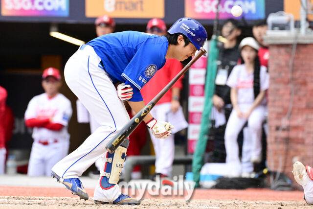 2025년 10월 9일 인천 SSG랜더스필드에서 진행된 '2025 신한 SOL뱅크 KBO리그 준플레이오프' 1차전 삼성-SSG의 경기. 삼성 이재현이 3회초 2사 1,2루에서 SSG 김민의 사구에 맞은 뒤 고통스러워 하고 있다./인천 = 곽경훈 기자