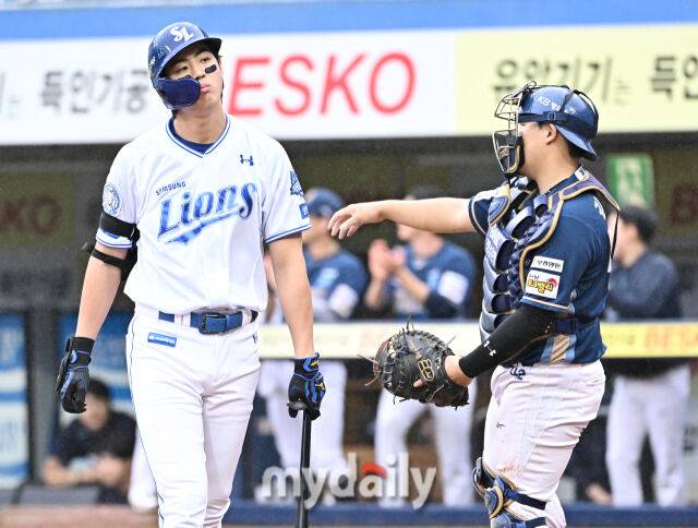 7일 오후 대구광역시 수성구 대구삼성라이온즈파크에서 진행된 '2025 프로야구 KBO리그 포스트시즌' 와일드카드 결정전 1차전 삼성라이온즈와 NC다이노스의 경기. 삼성 구자욱이 3회말 1사에서 삼진을 당한 뒤 아쉬워 하고 있다./마이데일리