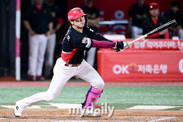 2025년 8월 29일 오후 경기도 수원KT위즈파크에서 열린 '2025 신한 SOL뱅크 KBO 리그' KIA 타이거즈와 KT 위즈의 경기. KIA 박찬호가 6회초 2사 1.2루서 안타를 치고 있다./마이데일리