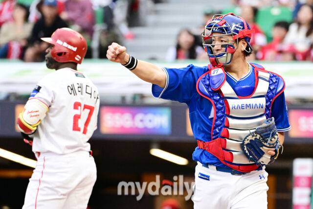 2025년 10월 9일 인천 SSG랜더스필드에서 '2025 신한 SOL뱅크 KBO리그 준플레이오프' 1차전 삼성-SSG의 경기.삼성 선발 최원태가 6회말 에레디아를 삼진으로 잡자 강민호 포수가 최원태를 바라보며 주먹을 쥐고 있다./인천=곽경훈 기자