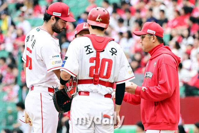 2025년 10월 9일 인천 SSG랜더스필드에서 진행된 '2025 신한 SOL뱅크 KBO리그 준플레이오프' 1차전 삼성-SSG의 경기.SSG 선발 화이트가 3회초 교체되고 있다./마이데일리