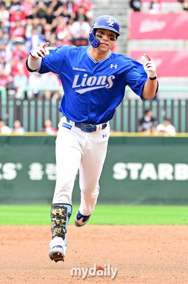 2025년 10월 9일 인천 SSG랜더스필드에서 진행된 '2025 신한 SOL뱅크 KBO리그 준플레이오프' 1차전 삼성-SSG의 경기. 삼성 김영웅이 3회초 무사 1루에서 SSG 화이트를 상대로 투런 홈런을 때린 뒤 기뻐하고 있다./인천=곽경훈 기자 kphoto@mydaily.co.kr