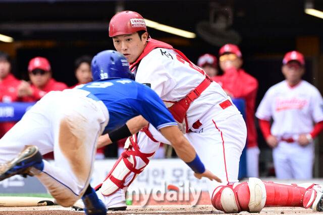 2025년 10월 9일 인천 SSG랜더스필드에서 진행된 '2025 신한 SOL뱅크 KBO리그 준플레이오프' 1차전 삼성-SSG의 경기. 1회초 1사 3루에서 디아즈의 내야 땅볼 때 조형우 포수가 홈으로 쇄도하는 3루주자 김성윤을 태그아웃 시키고 있다./인천=곽경훈 기자 kphoto@mydaily.co.kr