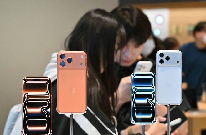 애플 아이폰17 시리즈 국내 공식 출시일인  지난달 19일 오전 서울 중구 명동 애플스토어를 찾은 고객들이 아이폰17 프로 제품을 살펴보고 있다. 임세준 기자