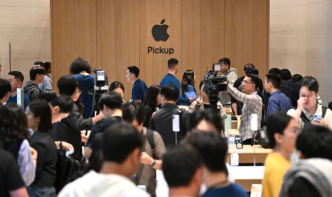 애플 아이폰17 시리즈 국내 공식 출시일인 지난달 19일 오전 서울 중구 명동 애플스토어를 찾은 고객들이 아이폰17 제품을 살펴보고 있다. 임세준 기자