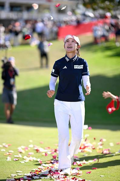황유민이 우승 후 축하 꽃 세례를 받고 있는 모습   [게티이미지]