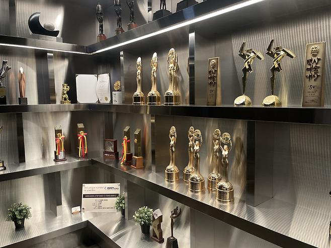 덱스터 본사 내 백상예술대상 등 각종 수상 트로피가 전시된 모습 [차민주 기자/chami@]