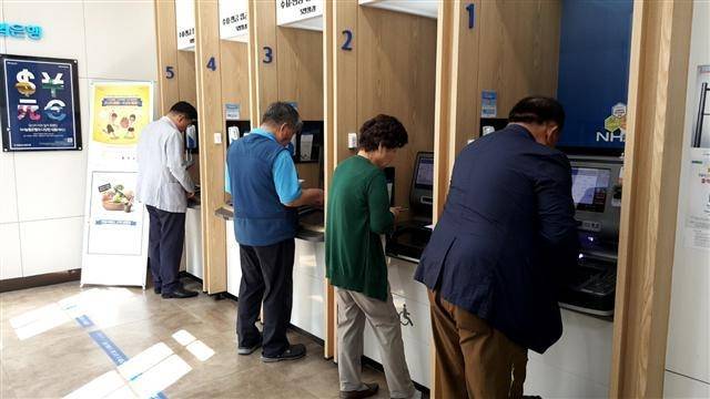 서울 종로구의 한 은행 현금자동입출금기(ATM)에서 금융업무를 보고 있는 고령층의 모습 [헤럴드경제DB]