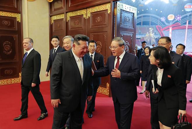 김정은 국무위원장이 지난 9일 중국 당과 정부 대표단을 인솔하고 북한을 공식 친선 방문 중인 중국공산당 중앙위원회 정치국 상무위원회 위원이자 중국 국무원 총리 리창을 접견하고 친선적인 담화를 나눴다고 조선중앙통신이 10일 보도했다. [평양 노동신문=뉴스1]