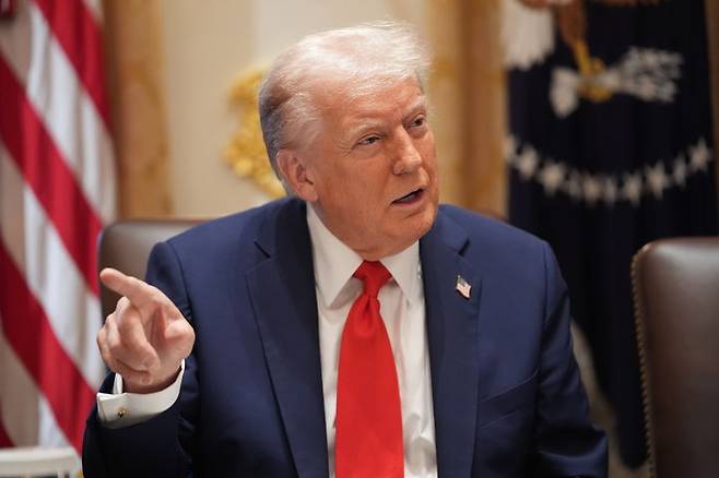 [워싱턴=AP/뉴시스]도널드 트럼프 미국 대통령이 9일(현지 시간) 백악관에서 각료회의를 주재하고 있다. 2025.10.10.