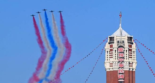 [서울=뉴시스] 8일 대만 타이베이 총통부 상공에서  항공기가 오색 연기를 내뿜으며 올해 114회 국경절 기념 비행을 하고 있다.(출처: 자유시보) 2025.10.10  *재판매 및 DB 금지