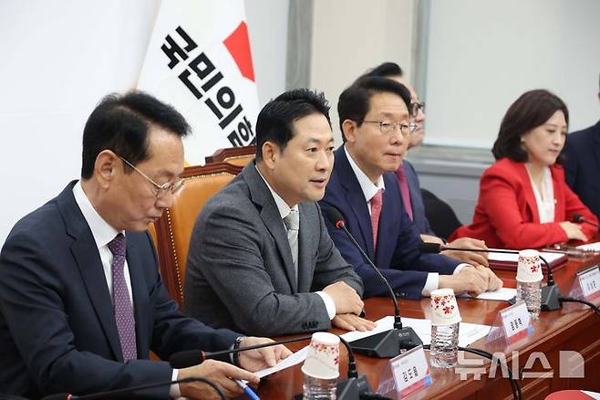 [서울=뉴시스] 조성봉 기자 = 장동혁 국민의힘 대표가 10일 오전 서울 여의도 국회에서 열린 주식 및 디지털자산 밸류업특별위원회 임명장 수여식 및 제1차 전체회의에서 발언을 하고 있다. 2025.10.10. suncho21@newsis.com