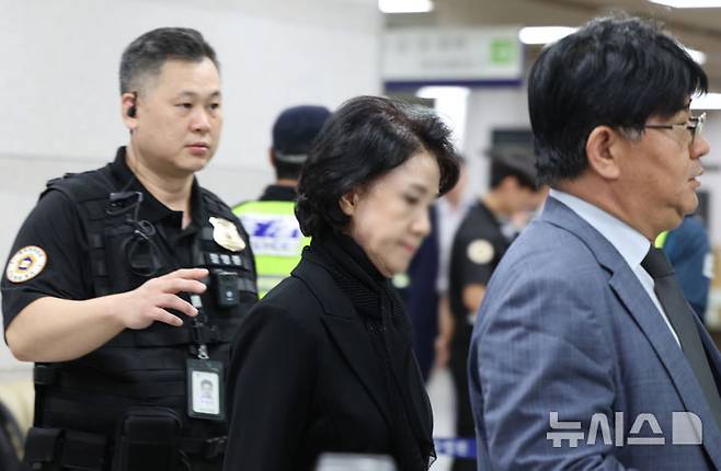 [서울=뉴시스] 황준선 기자 = 청탁금지법과 정치자금법 위반 등 혐의를 받는 한학자 통일교 총재의 전 비서실장 정원주 씨가 지난달 22일 오후 서울 서초구 서울중앙지방법원에서 열린 영장실질심사(구속 전 피의자 심문)에 출석하고 있다. 2025.10.10. hwang@newsis.com