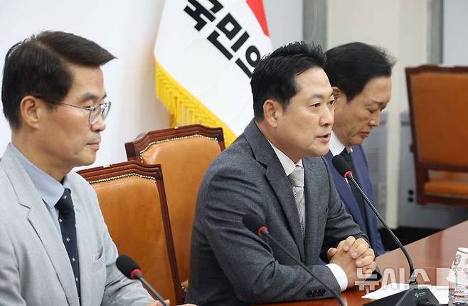 [서울=뉴시스] 조성봉 기자 = 장동혁 국민의힘 대표가 10일 오후 서울 여의도 국회에서 열린 '민중기 특검 강압수사' 관련 기자간담회에서 발언을 하고 있다. 2025.10.10. suncho21@newsis.com