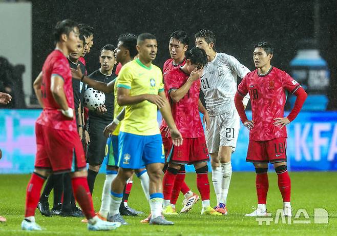 [서울=뉴시스] 황준선 기자 = 10일 서울 마포구 서울월드컵경기장에서 열린 남자 축구 국가대표 10월 A매치 친선전 대한민국과 브라질의 경기, 5-0으로 패배한 대한민국 선수들이 아쉬워하고 있다.  2025.10.10. hwang@newsis.com
