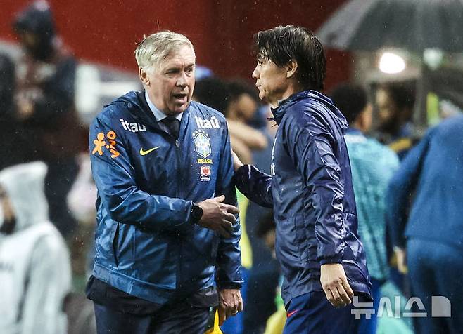 [서울=뉴시스] 황준선 기자 = 10일 서울 마포구 서울월드컵경기장에서 열린 남자 축구 국가대표 10월 A매치 친선전 대한민국과 브라질의 경기를 마친 홍명보 감독과 브라질 안첼로티 감독이 인사를 나누고 있다. 2025.10.10. hwang@newsis.com