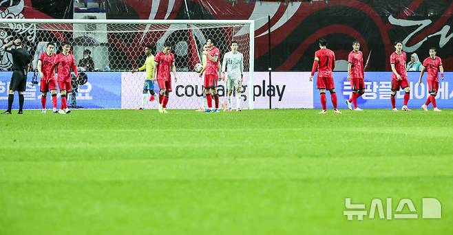 [서울=뉴시스] 권창회 기자 = 10일 서울 마포구 서울월드컵경기장에서 열린 남자 축구 국가대표 10월 A매치 친선전 대한민국과 브라질의 경기, 대한민국 선수들이 브라질 호드리구에게 두번째 골을 실점한 뒤 아쉬워하고 있다.2025.10.10. kch0523@newsis.com