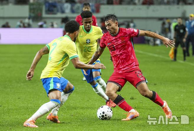 [서울=뉴시스] 황준선 기자 = 10일 서울 마포구 서울월드컵경기장에서 열린 남자 축구 국가대표 10월 A매치 친선전 대한민국과 브라질의 경기, 대한민국 카스트로프가 돌파하고 있다. 2025.10.10. hwang@newsis.com
