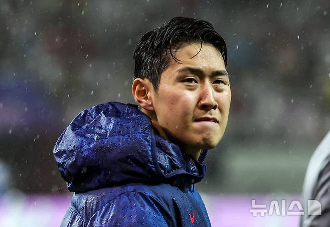 [서울=뉴시스] 황준선 기자 = 10일 서울 마포구 서울월드컵경기장에서 열린 남자 축구 국가대표 10월 A매치 친선전 대한민국과 브라질의 경기, 이강인이 경기를 마친 뒤 관중에게 인사를 하고 있다. 2025.10.10. hwang@newsis.com