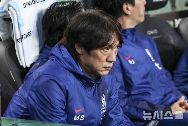 [서울=뉴시스] 황준선 기자 = 10일 서울 마포구 서울월드컵경기장에서 열린 남자 축구 국가대표 10월 A매치 친선전 대한민국과 브라질의 경기에 앞서 홍명보 감독이 경기를 기다리고 있다. 2025.10.10. hwang@newsis.com