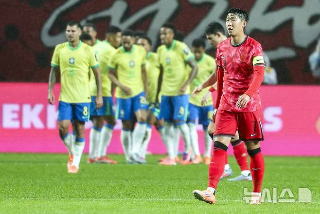 [서울=뉴시스] 황준선 기자 = 10일 서울 마포구 서울월드컵경기장에서 열린 남자 축구 국가대표 10월 A매치 친선전 대한민국과 브라질의 경기, 손흥민이 프리킥을 준비하고 있다. 2025.10.10. hwang@newsis.com
