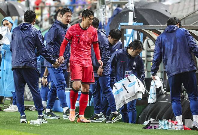 [서울=뉴시스] 황준선 기자 = 10일 서울 마포구 서울월드컵경기장에서 열린 남자 축구 국가대표 10월 A매치 친선전 대한민국과 브라질의 경기, 손흥민이 교체되고 있다. 2025.10.10. hwang@newsis.com