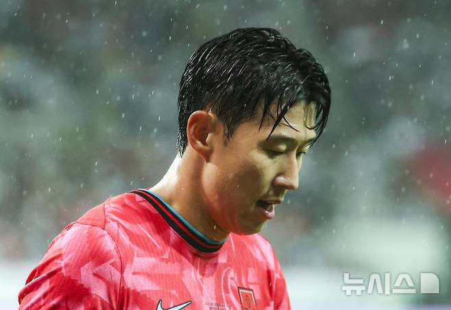 [서울=뉴시스] 황준선 기자 = 10일 서울 마포구 서울월드컵경기장에서 열린 남자 축구 국가대표 10월 A매치 친선전 대한민국과 브라질의 경기, 손흥민이 이동하고 있다. 2025.10.10. hwang@newsis.com